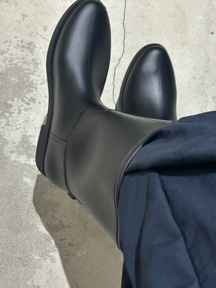 Minimal rain boots